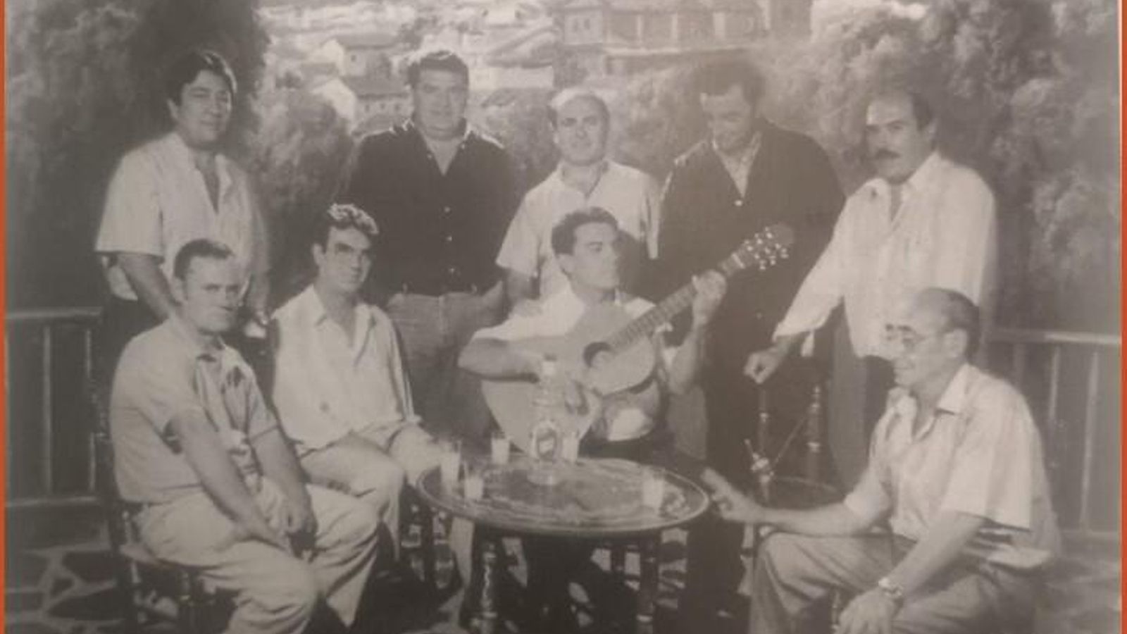 Pichardo, abajo a la derecha, sentado, con un grupo de amigos en Valverde.