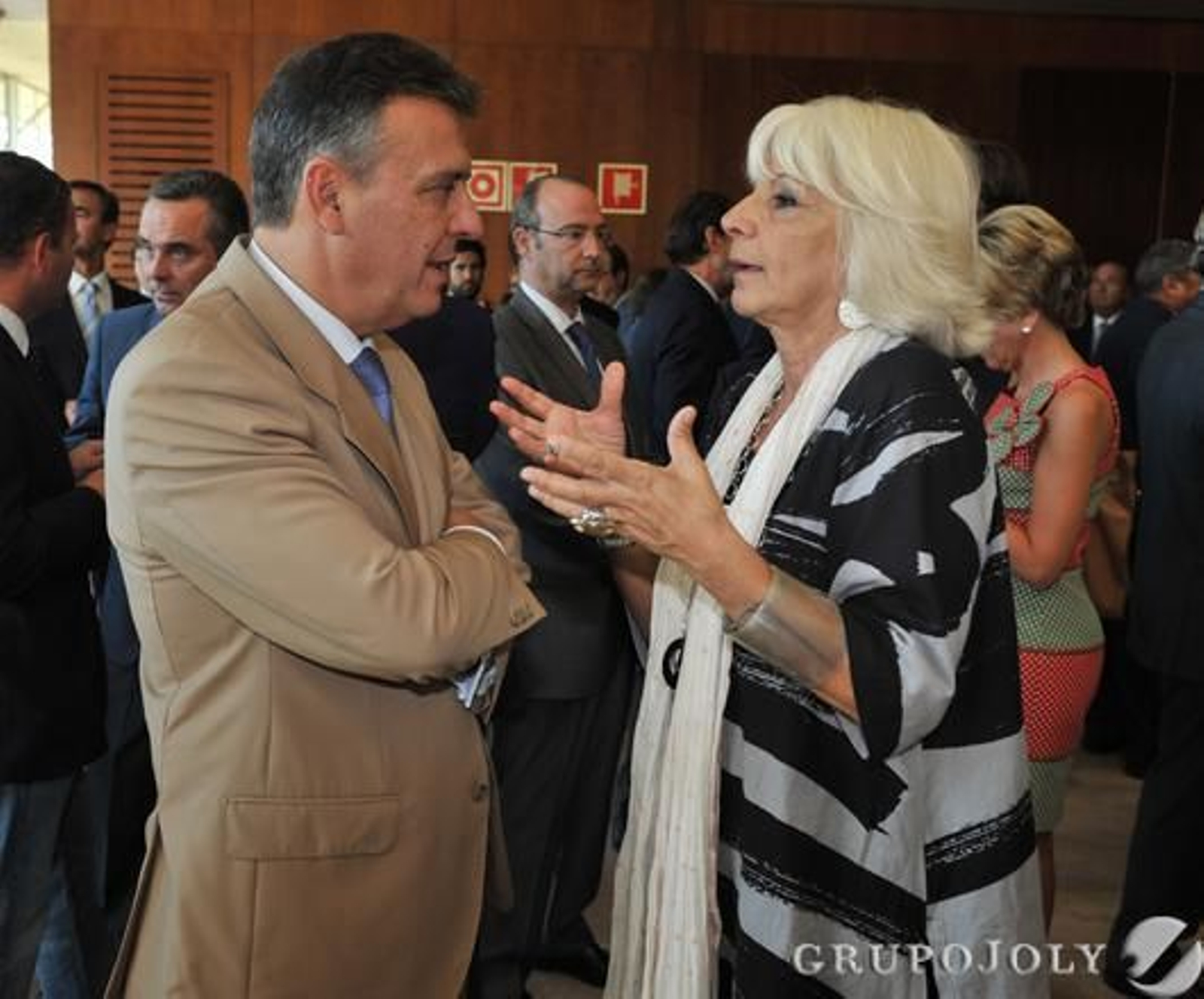 Francisco Arteaga, director general de Endesa en Andalucía, con Teófila Martínez, alcaldesa de Cádiz.

Foto: Victoria Hidalgo / Juan Carlos Vazquez