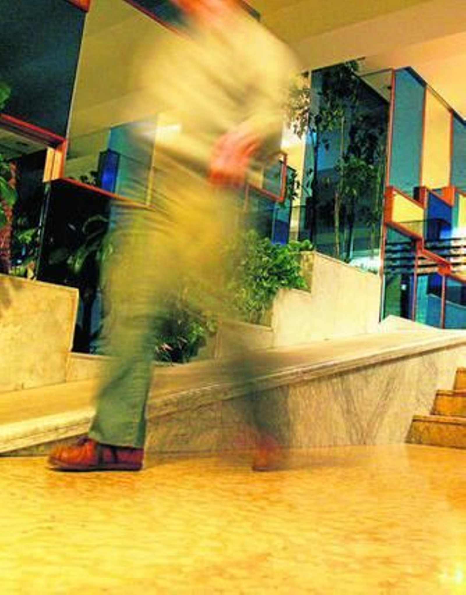 Un hombre en el interior de un portal.