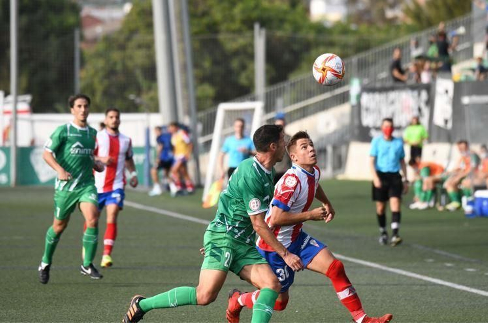 Leiva busca la pelota en Cornellà.