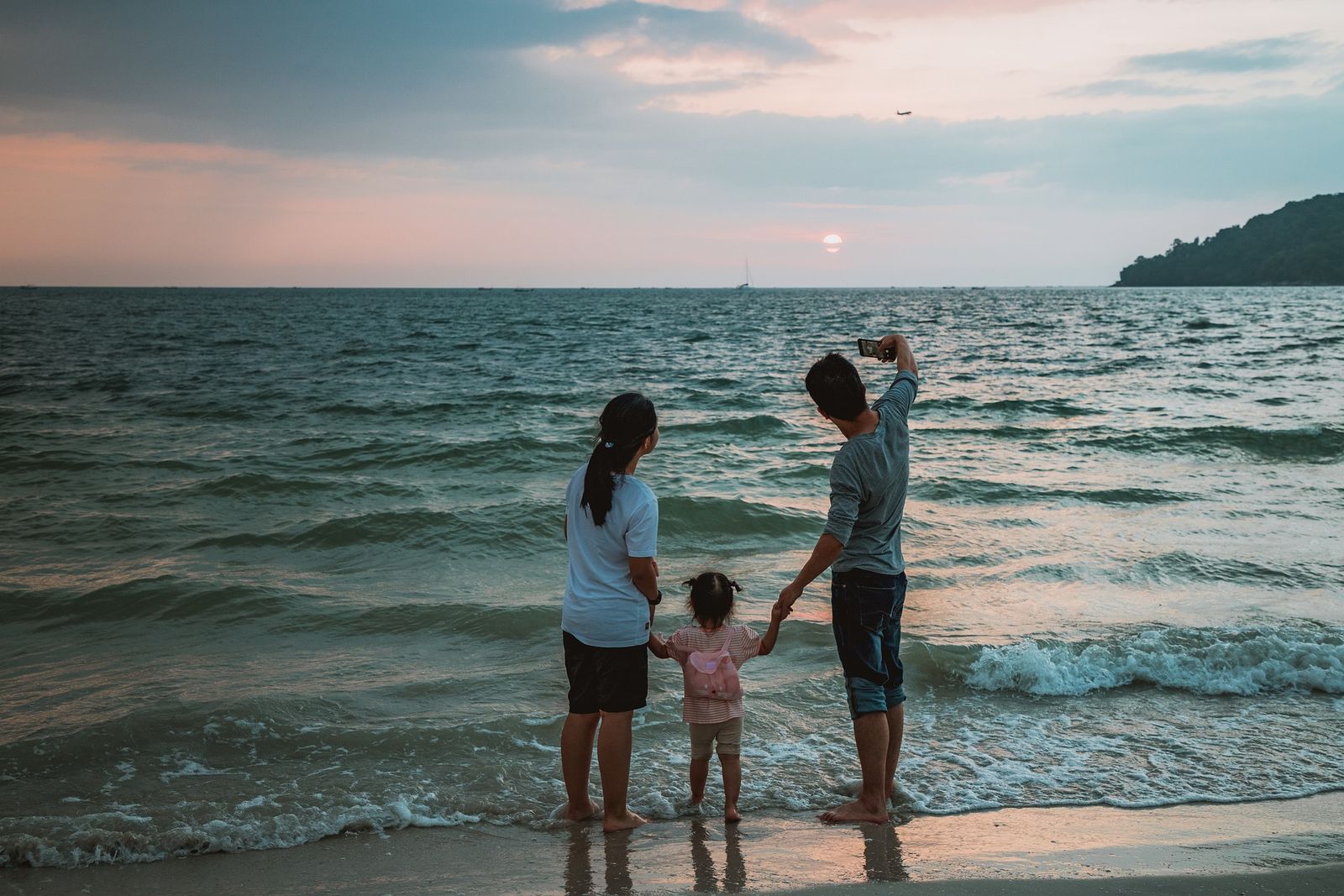 Una familia se hace un selfie junto al mar