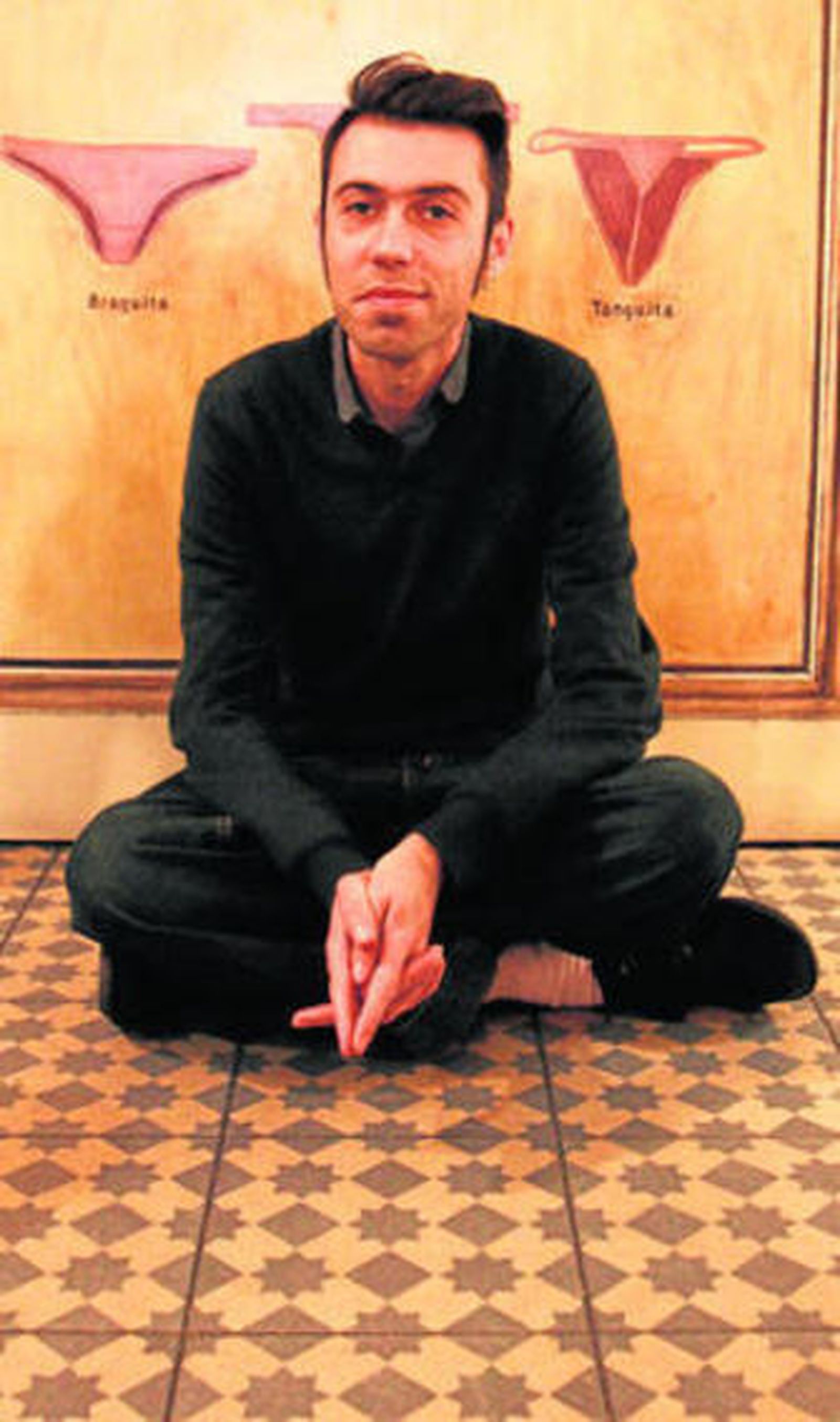 El dibujante Juanjo Sáez, ayer, tras la entrevista.