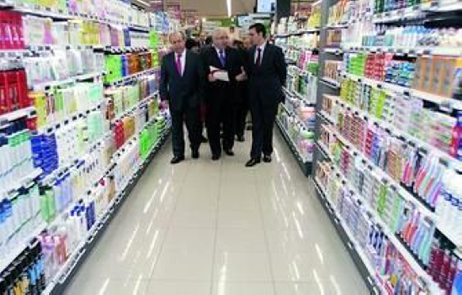 El presidente de Covirán enseñó el supermercado piloto al alcalde de Granada y al delegado de Innovación.