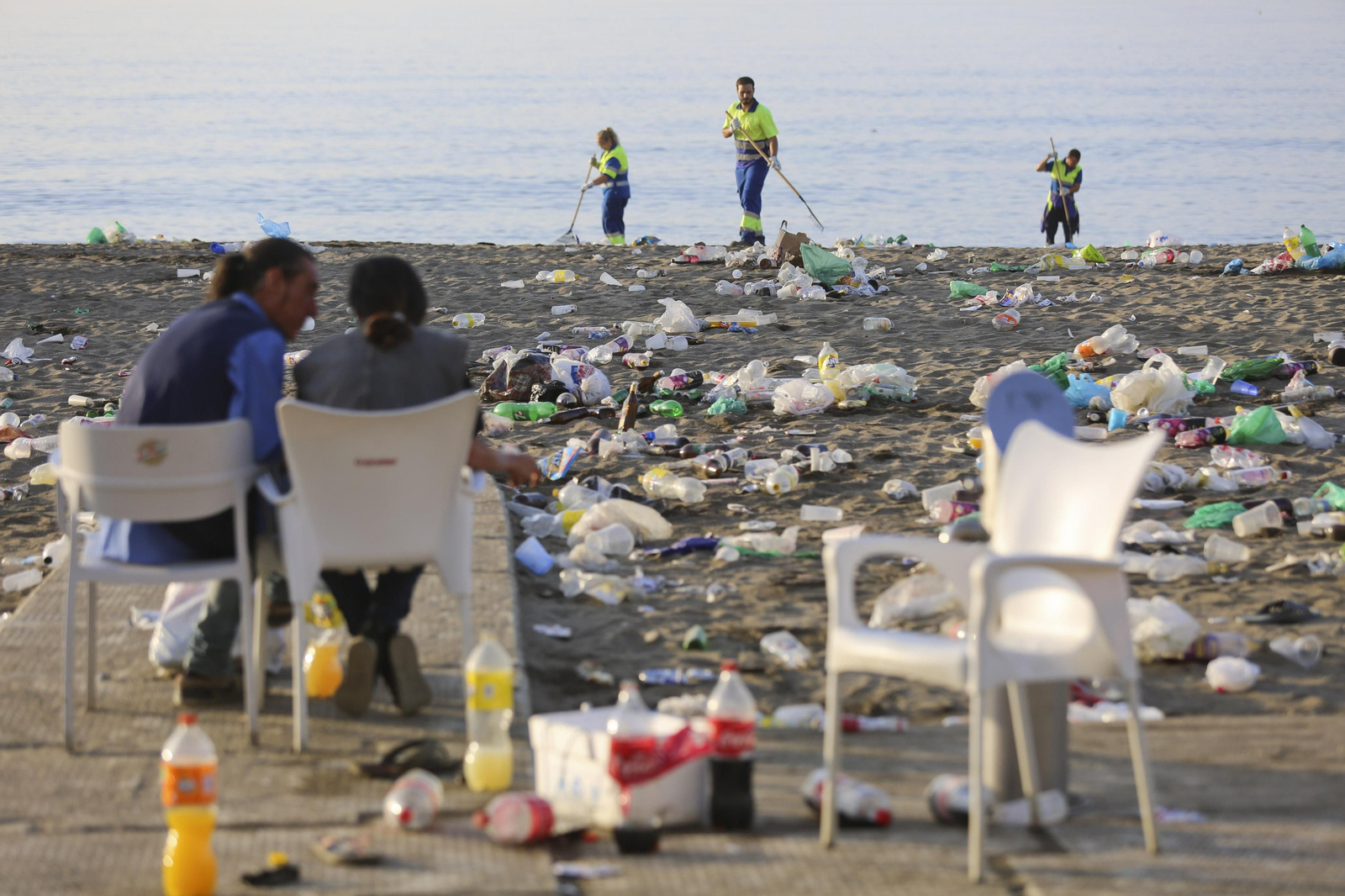 Las fotos de la basura en las playas de Málaga tras San Juan