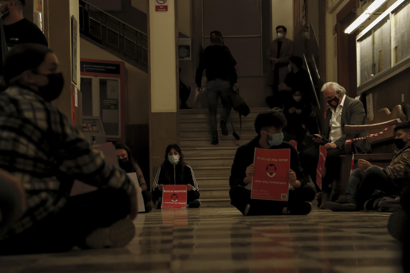 Sentada y pegada de carteles contra la "mala praxis" de un profesor de la UGR