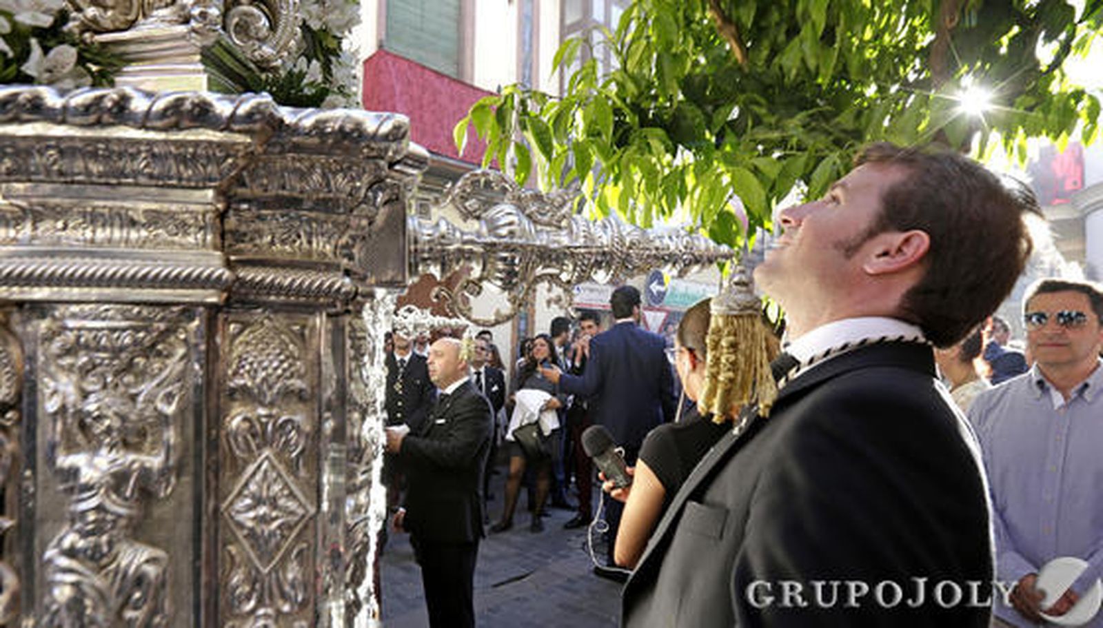 El palio de la Virgen de la Paz en su Mayor Aflicción mientras evoluciona en su caminar hacia la Carrera Oficial.

Foto: Miguel Angel Gonzalez