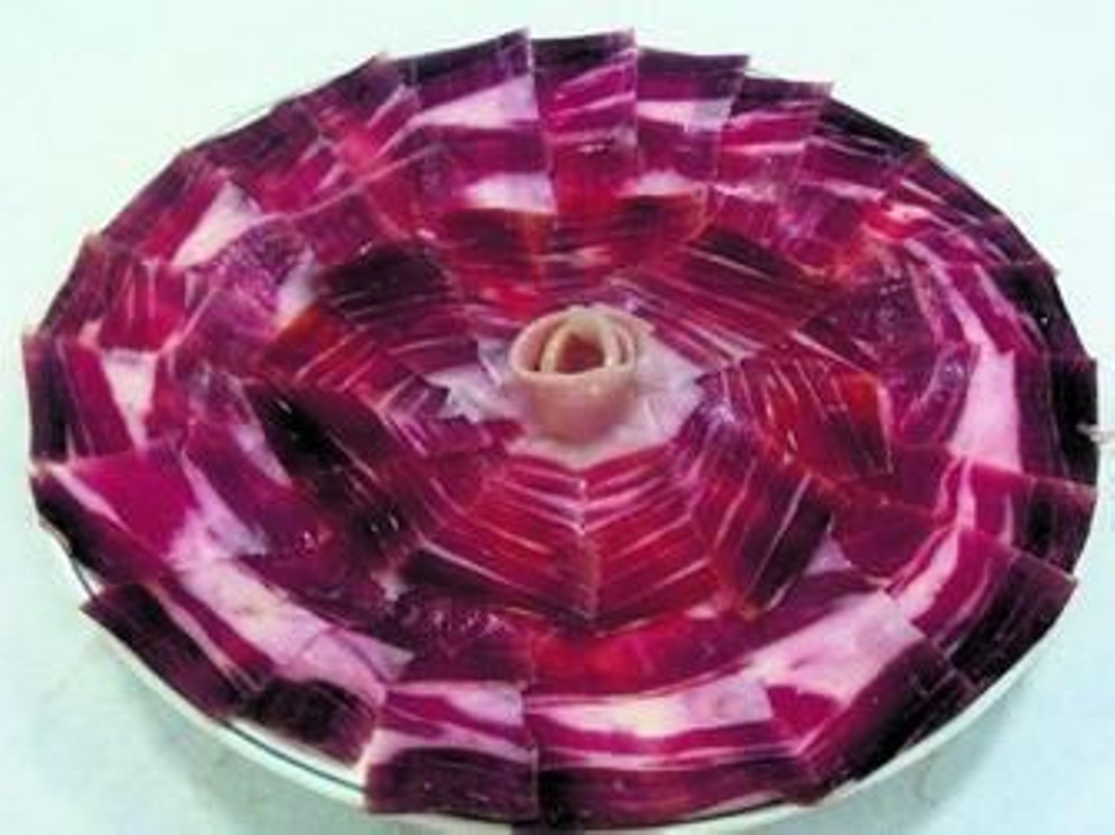 1. Juan Ortiz Bernal posa para este periódico. 2. El cortador lonchea una pieza. El loncheado no debe posponerse más de hora y media. 3. Presentación del producto.