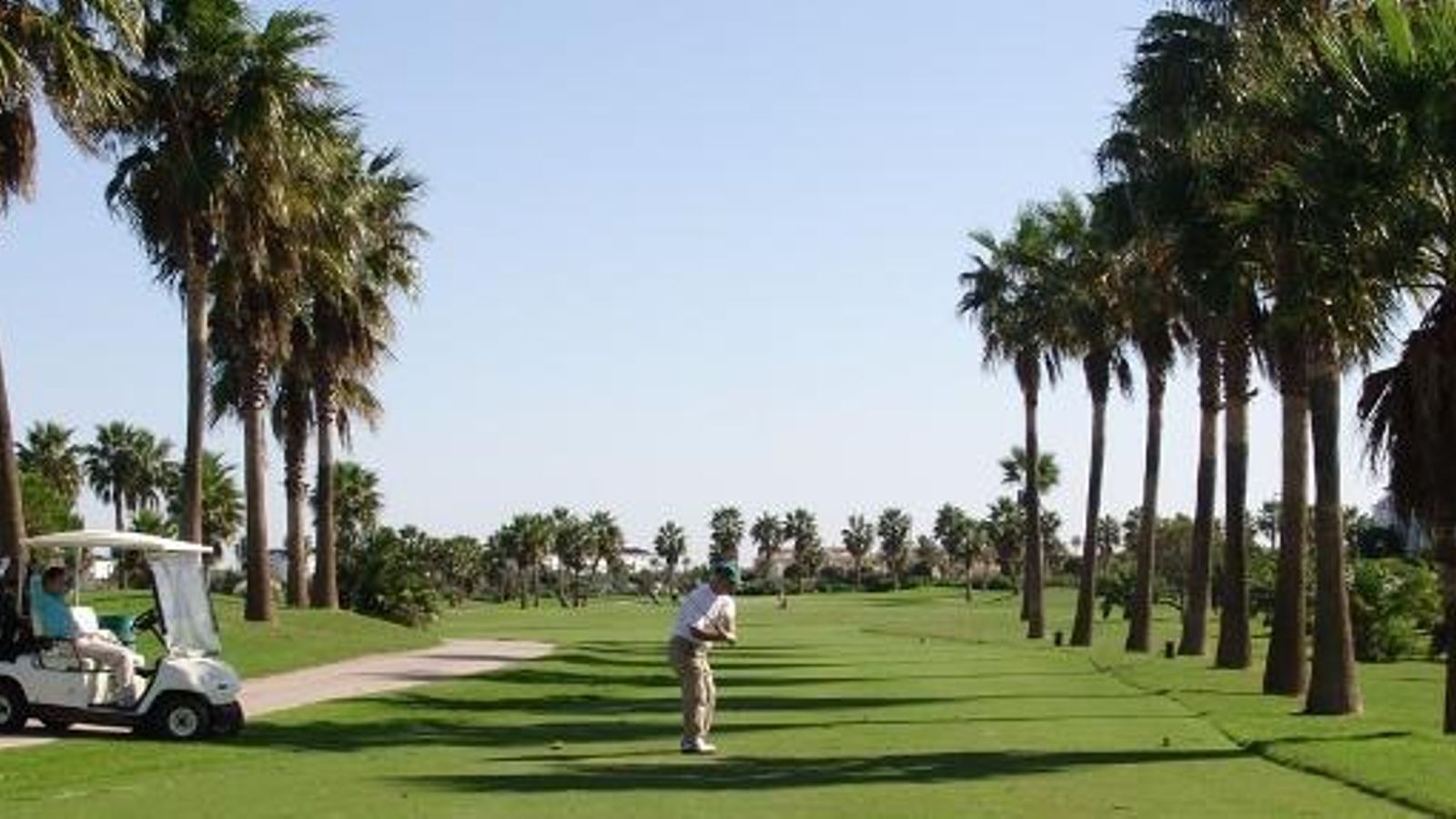 Golfista en Costa Ballena Ocean Golf Club.