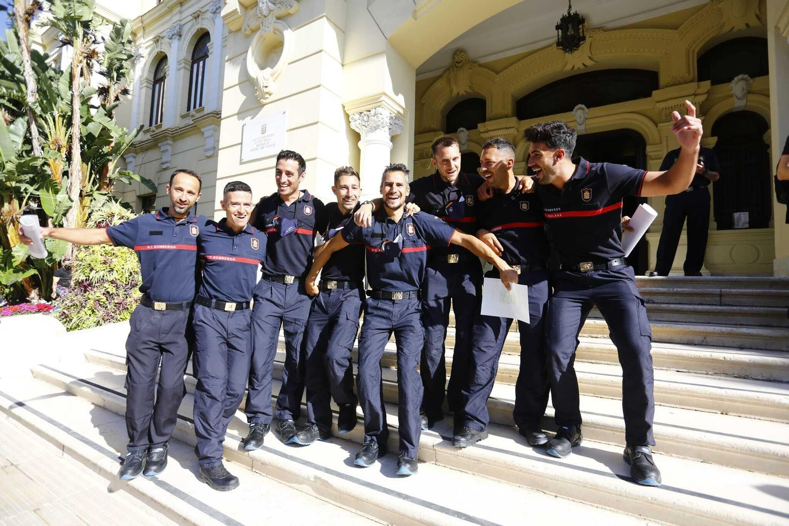 Los ocho nuevos bomberos de Málaga, justo después de tomar posesión de sus plazas.