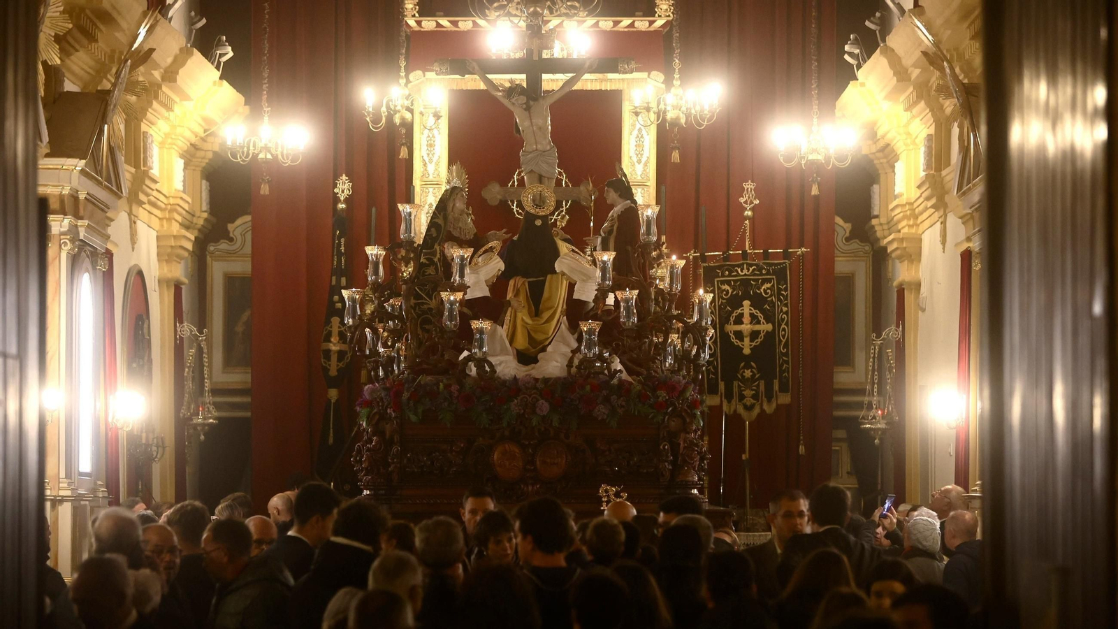 El paso de misterio de la Vera Cruz, en su capilla