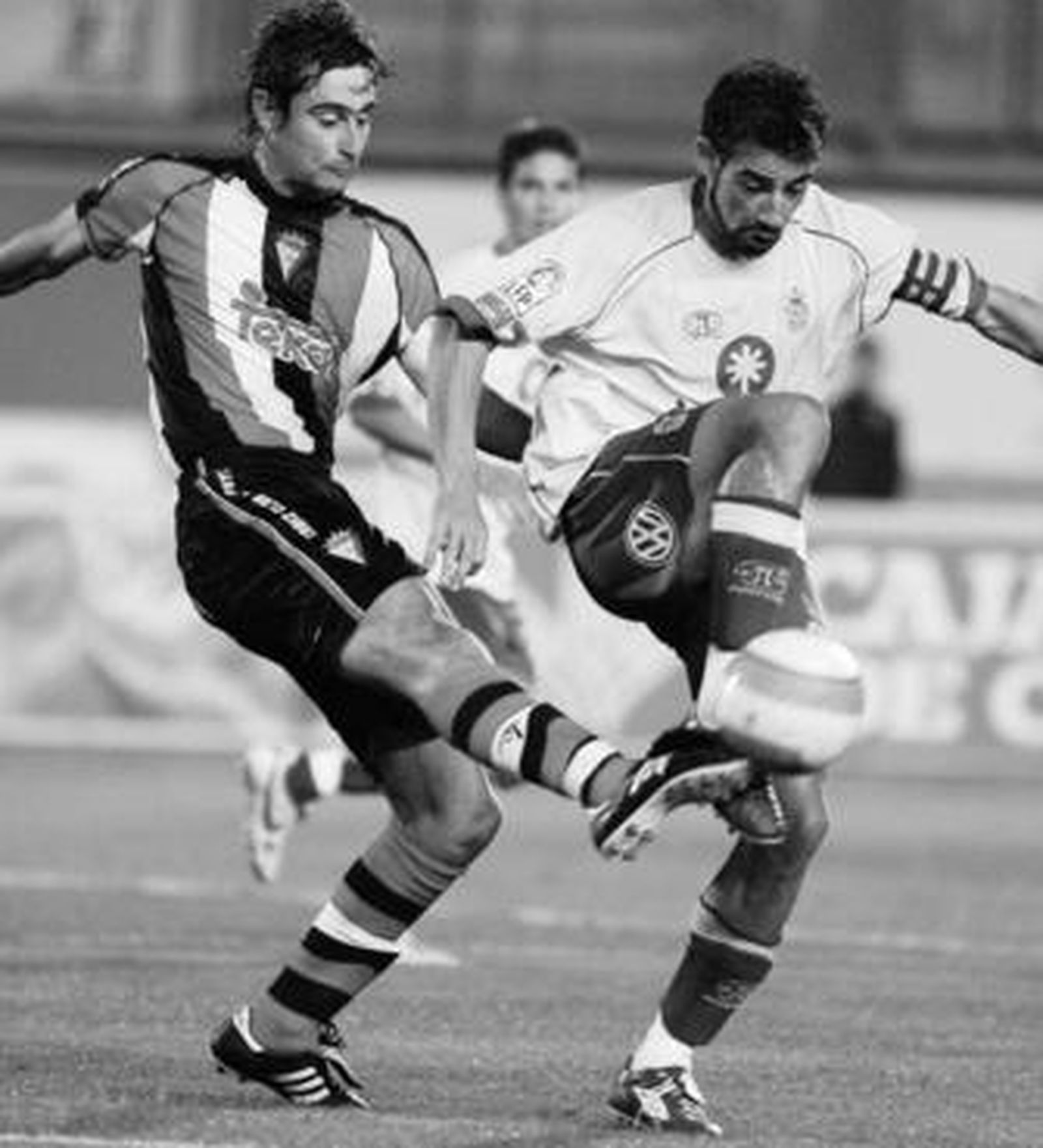 Andrés Fleurquin despeja el balón ante la presencia del jugador de Las Palmas Marcos Márquez.