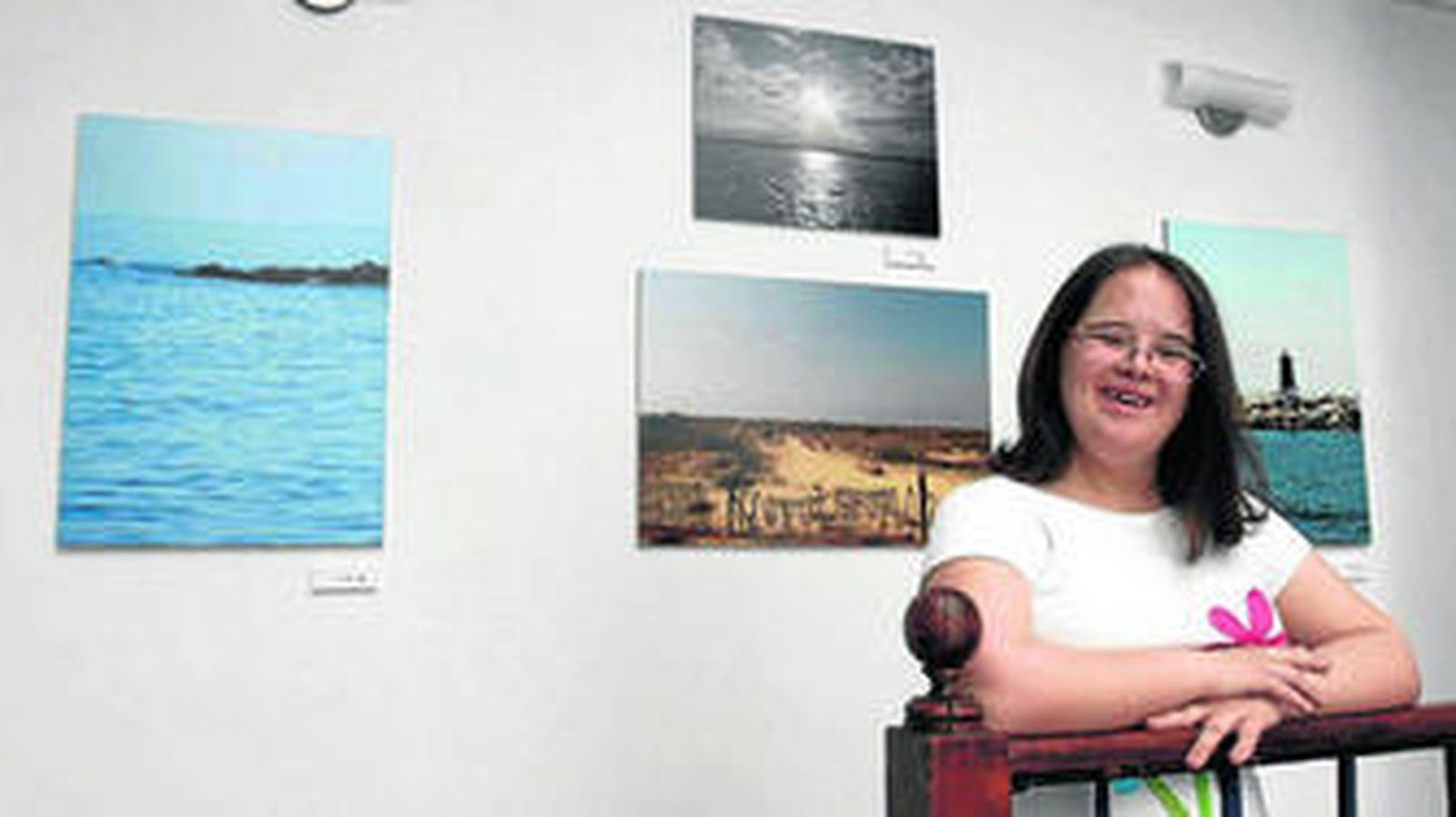 Carmen Candelera, entre fotos suyas de la Costa del Sol y dunas portuguesas.