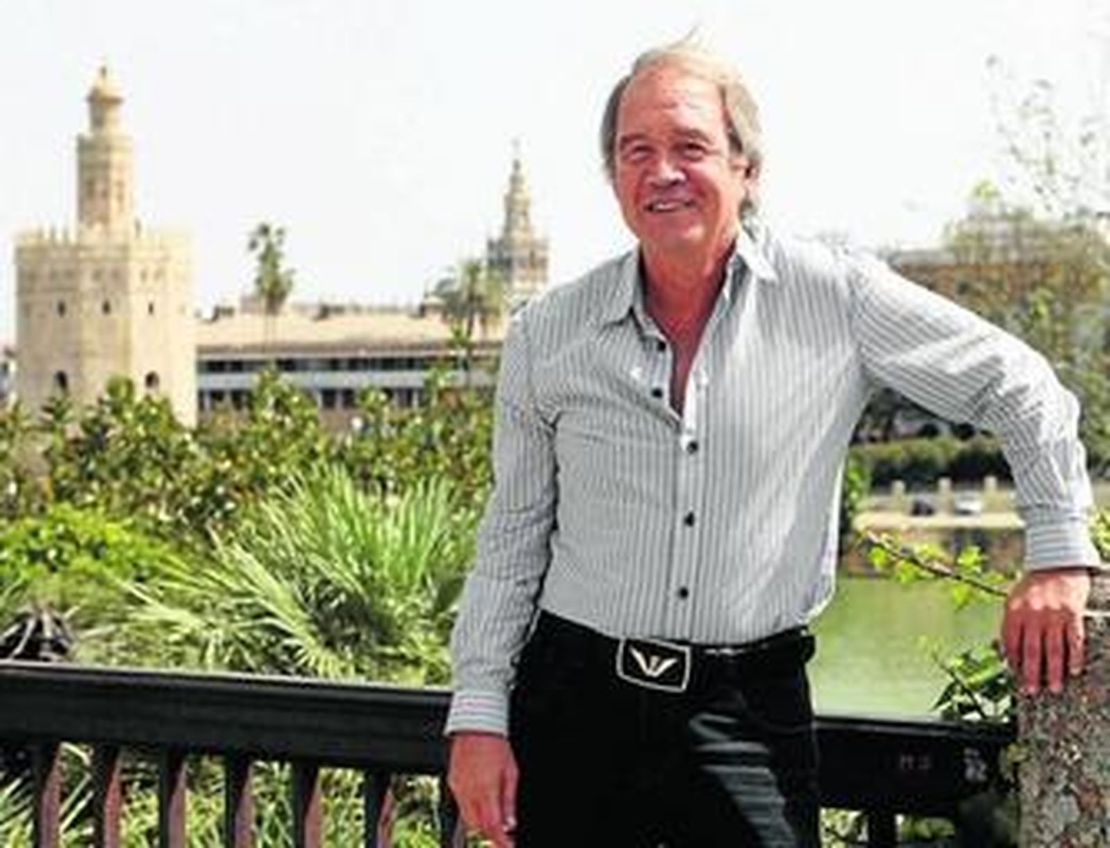 Eduardo Anzarda, en la Plaza de Cuba con la Torre del Oro y la Giralda al fondo.