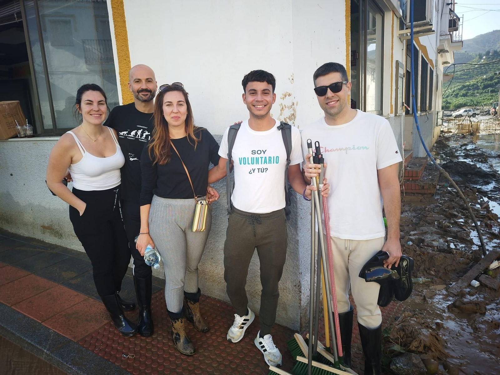 Los voluntarios de la DANA: decenas de personas limpian las calles de Benamargosa (fotos)