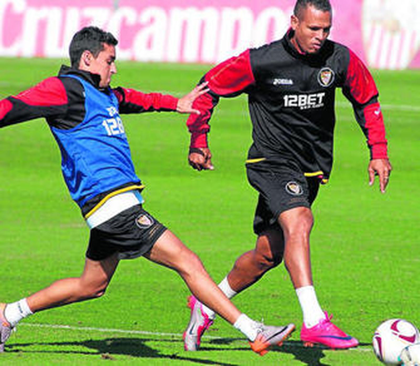 Jesús Navas intenta tapar a Luis Fabiano poco antes de que se le reprodujera el dolor.