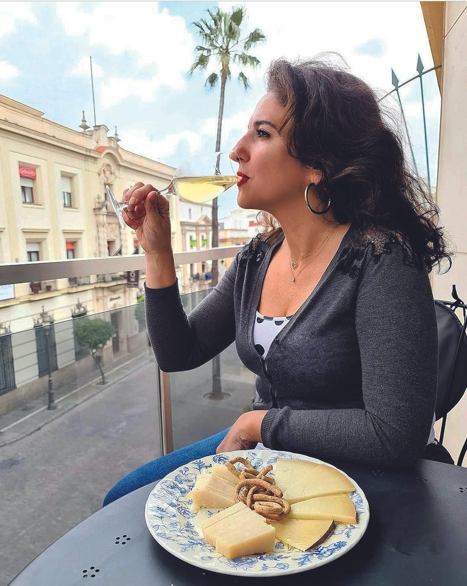 Disfrutando de una tabla de quesos.