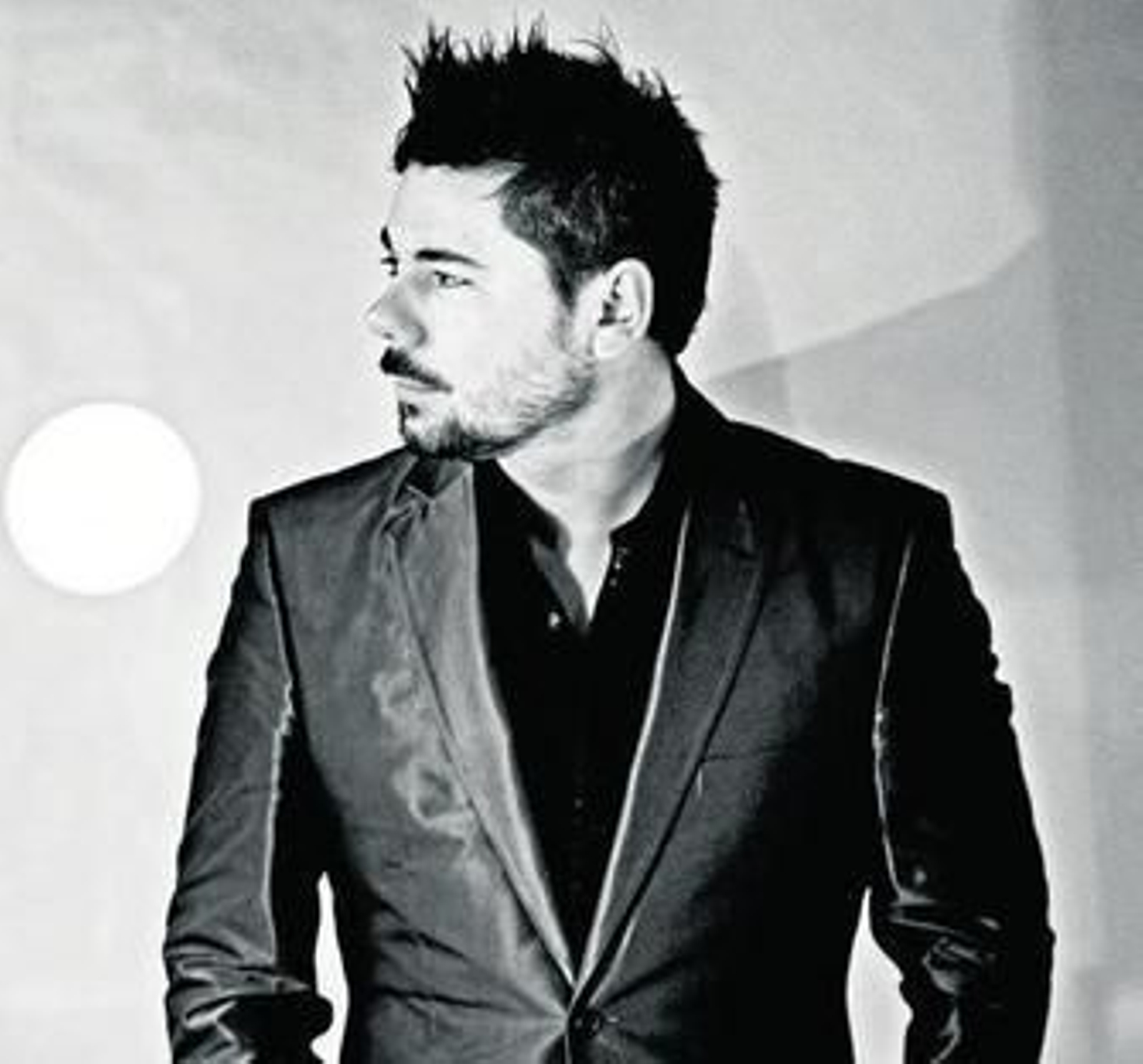 El artista Miguel Poveda.