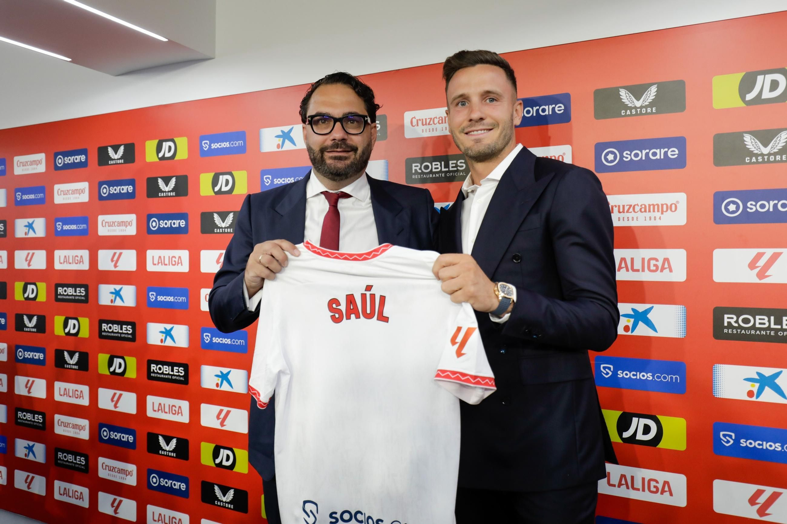 Las fotos del pobrísimo paso de Saúl Ñíguez por el Sevilla