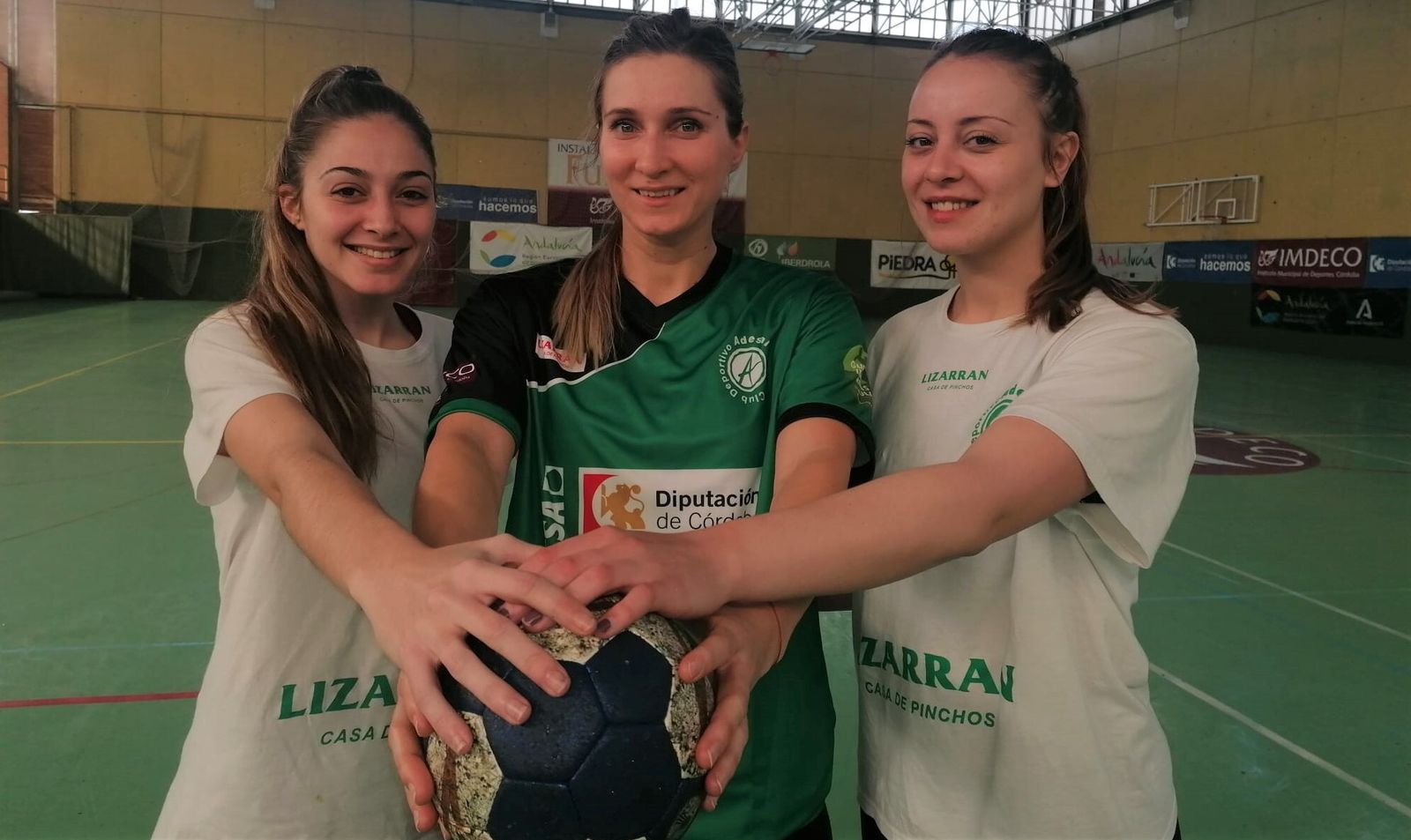 Chelaru, en el centro, junto a sus nuevas compañeras Irene García y Ángela Ruiz.