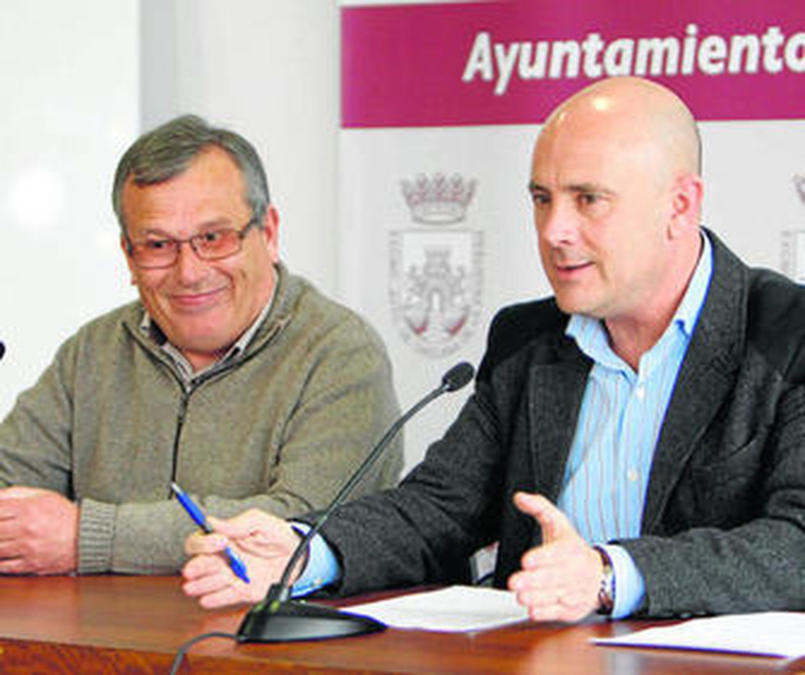 Ruiz Piñero (izq.), ayer con el delgado de Fiestas, Agustín Díaz, en el Ayuntamiento.