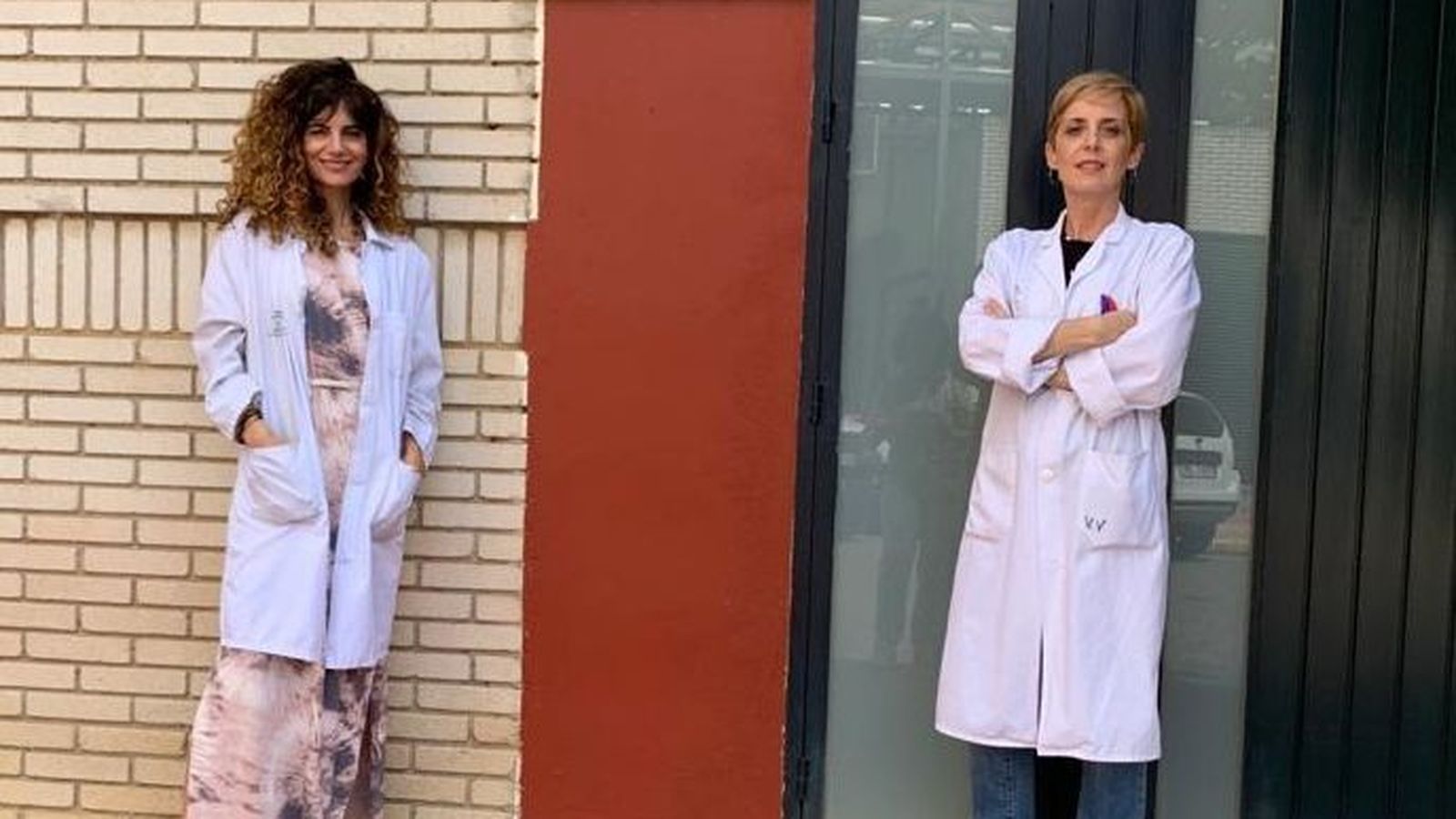 Encarnación Román, a la derecha, y a la izquierda Carmen Escassi  a la entrada de este servicio clínico en el Hospital Universitario de Valme.