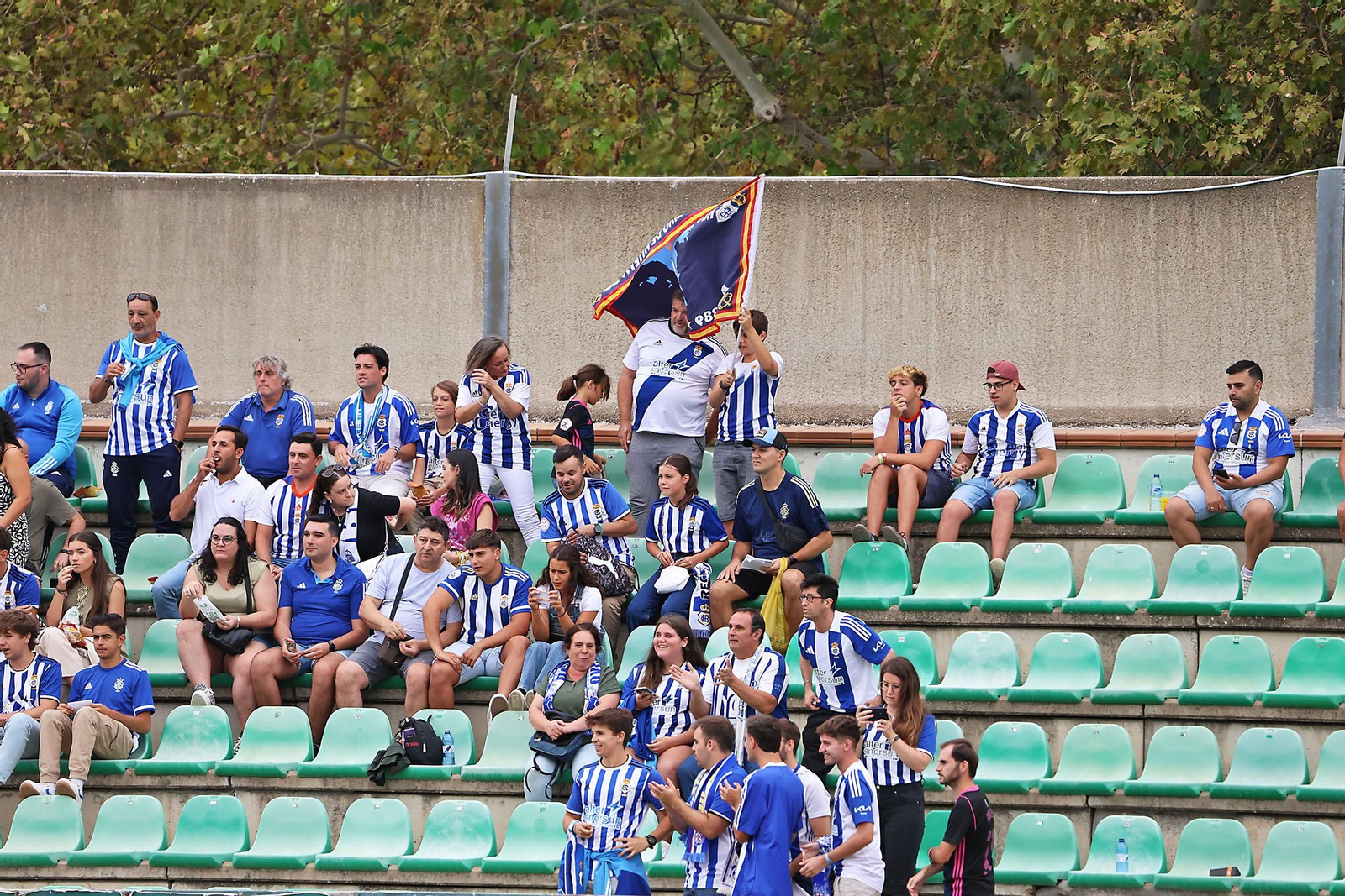 Búscate en las gradas del Betis Deportivo-Recreativo de Huelva