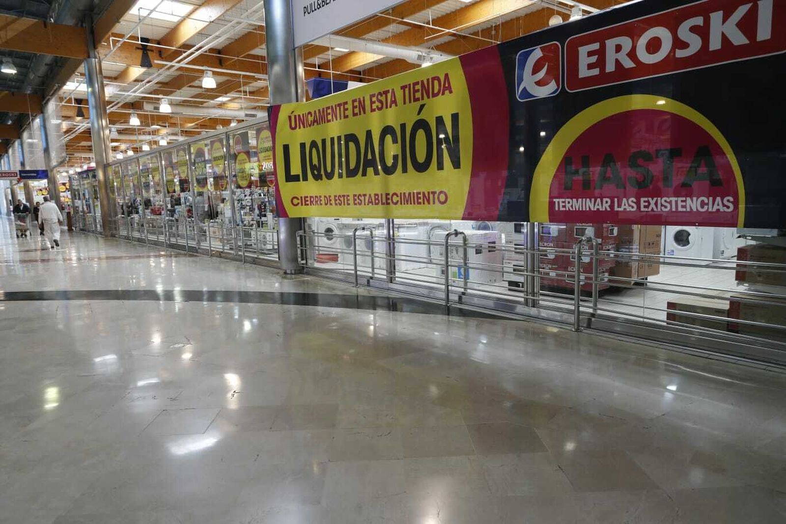 Una vista del hipermercado de Eroski en el centro comercial Los Alcores, con el cartel de liquidación.