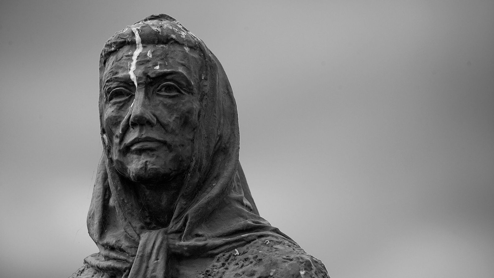 ‘Escultura a la mujer del marinero’, obra de José Gámez Cano en Ayamonte 2005.