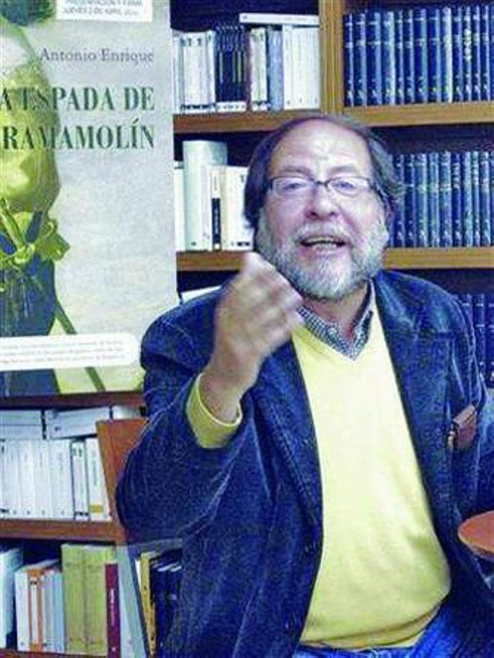 El escritor Antonio Enrique durante la presentación de la novela, en la librería Babel.