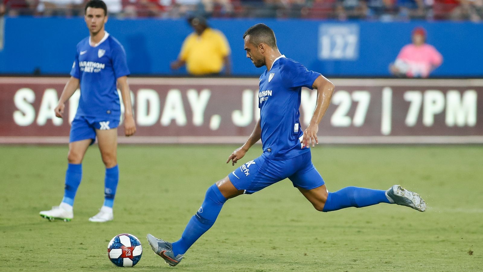 Joan Jordán, ante Corchia, ejecuta el golpe franco que dio el 1-2 frente al Dallas.