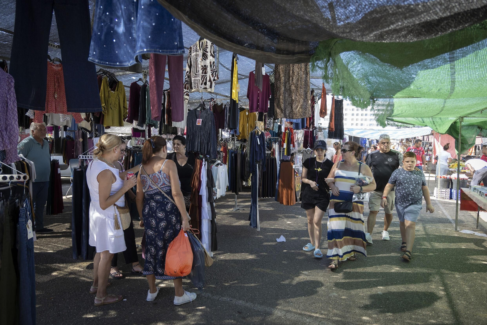 El mercadillo que se celebra los domingos en Alcosa, uno de los que recibe más visitantes.
