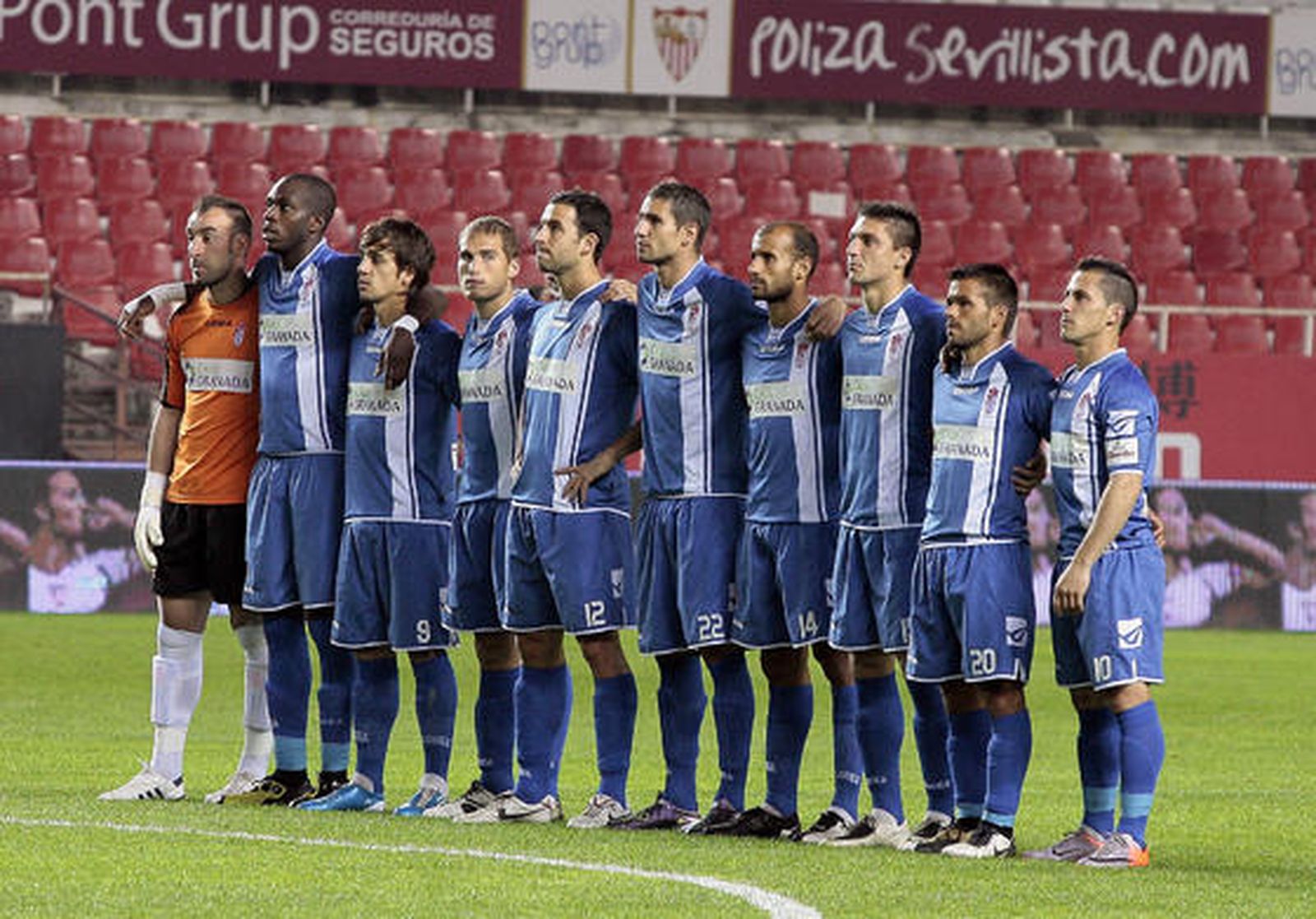 El Sevilla empata (1-1) frente a un digno Granada, que se llevó el III Trofeo Antonio Puerta en los penaltis ante un escaso público.

Foto: Juan Carlos Muñoz