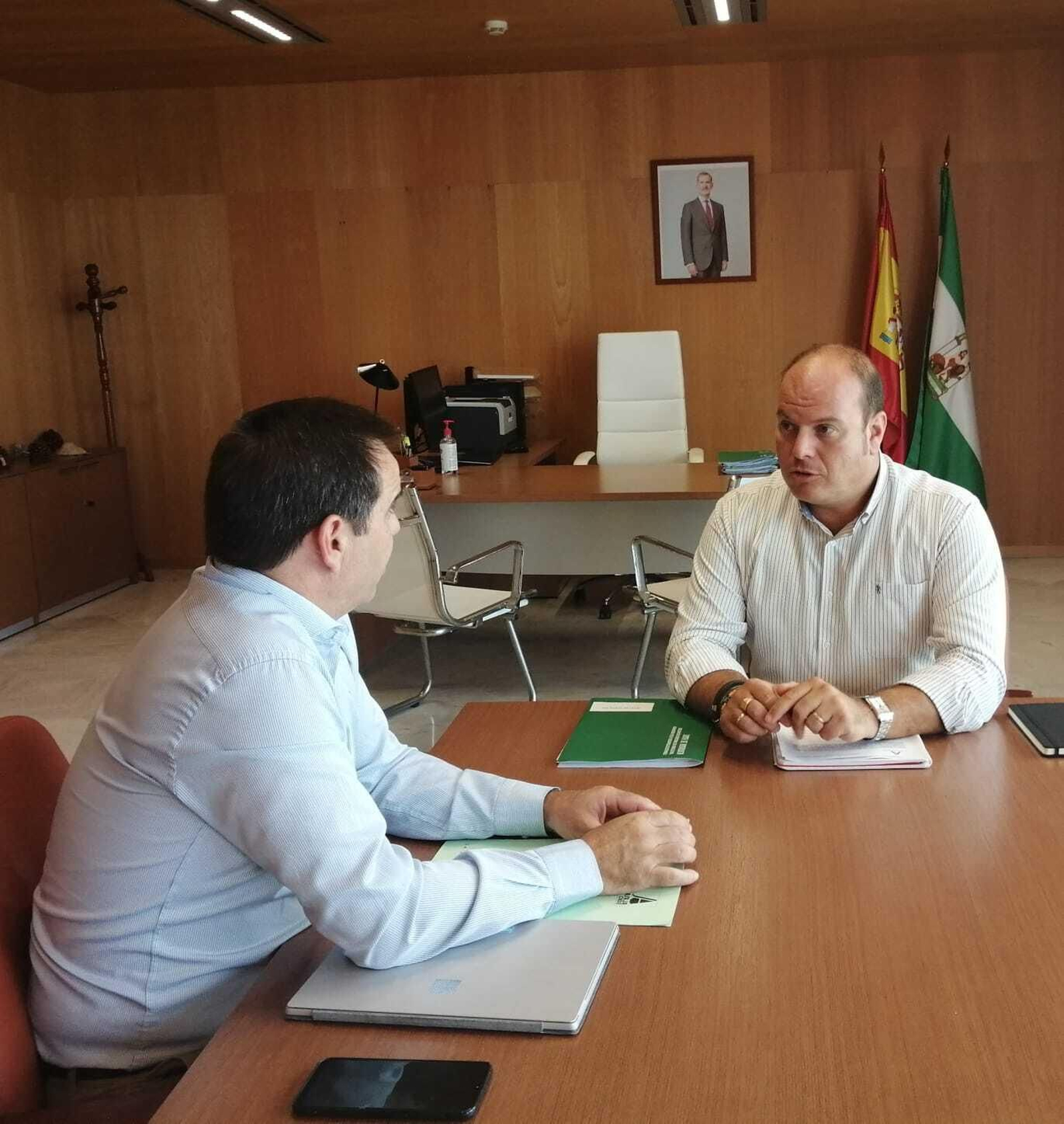 El presidente de Asaja-Cádiz, Pedro Gallardo, y el delegado territorial de Medio Ambiente, Óscar Curtido, durante la reunión.