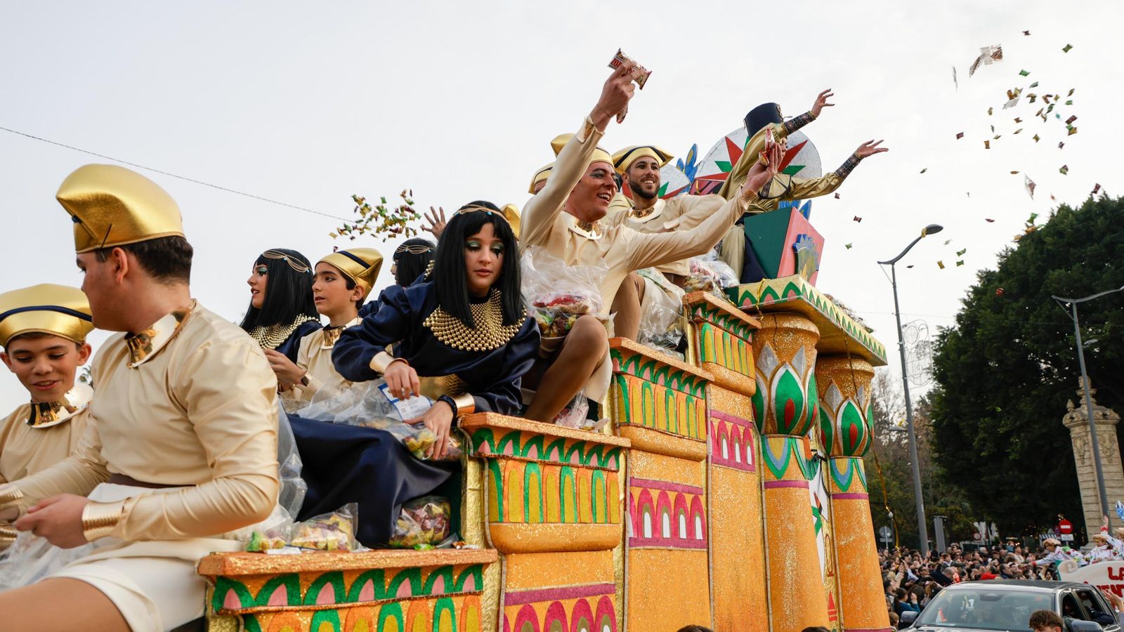 Las fotos de la ínsolita salida de los Reyes Magos del Ateneo un 4 de enero