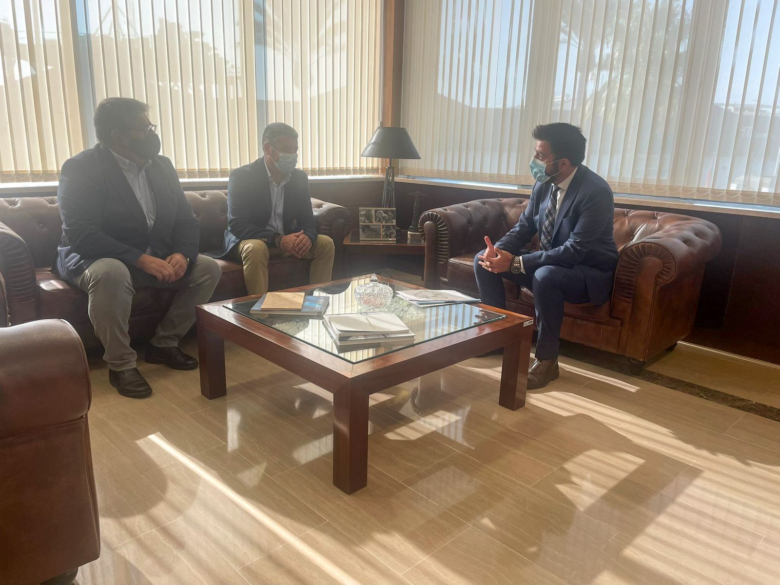 Representantes de la asociación sanluqueña AEmpresas, reunidos con el delegado del Estado en la Zona Franca.