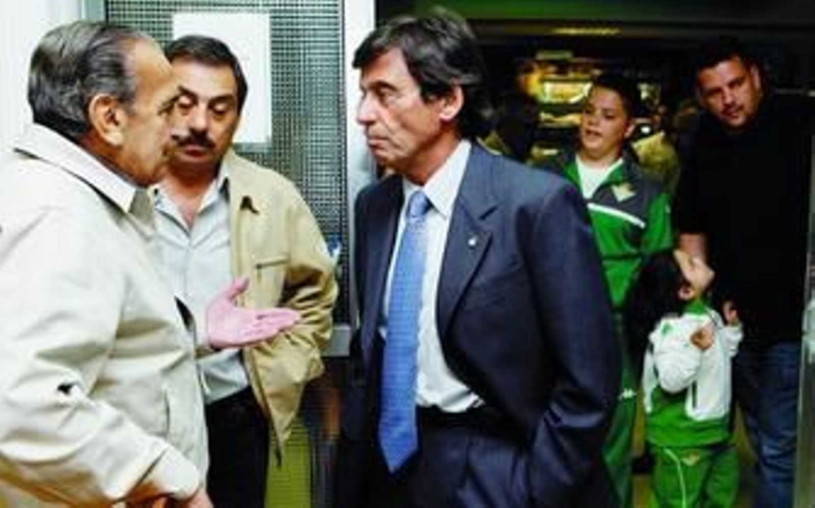 Paco Chaparro dialoga amistosamente con Pedro Buenaventura.