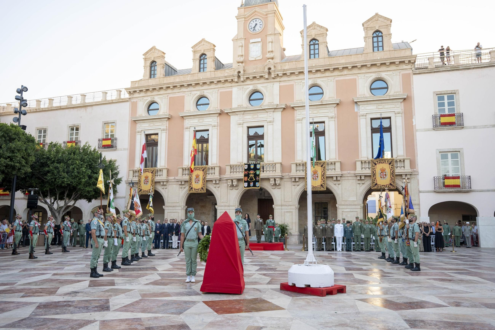 El Escudo de Oro de la ciudad de Almería a la Legión, en imágenes