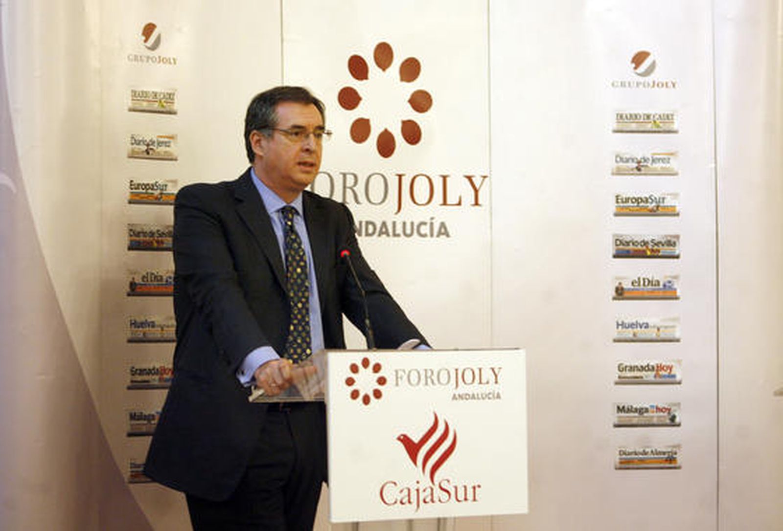 Ignacio Sánchez-Asiaín, director general de Kutxabank, fue el encargado de presentar al ponente. Destacó su experiencia tanto en la Administración pública como en la banca privada y su actual responsabilidad en un ámbito, el financiero, que se encuentra "en el ojo del huracán". 

Foto: José Martínez y Barrionuevo