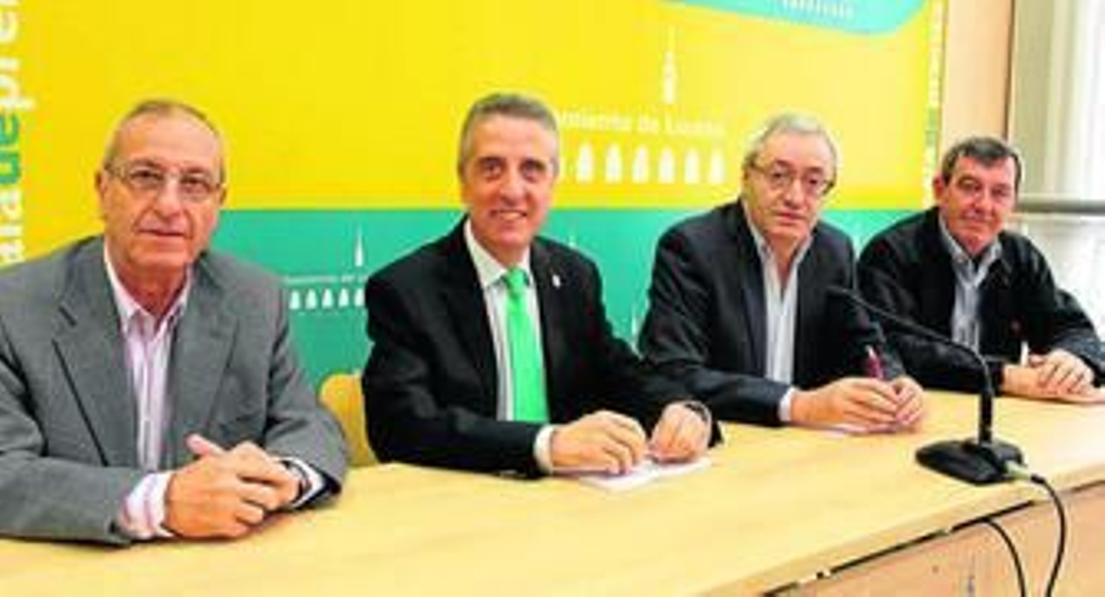 Antonio Nieva, el alcalde, el concejal de Servicios Sociales y el portavoz de Videoluc. Antonio Nieva, el alcalde, el concejal de Servicios Sociales y el portavoz de Videoluc.