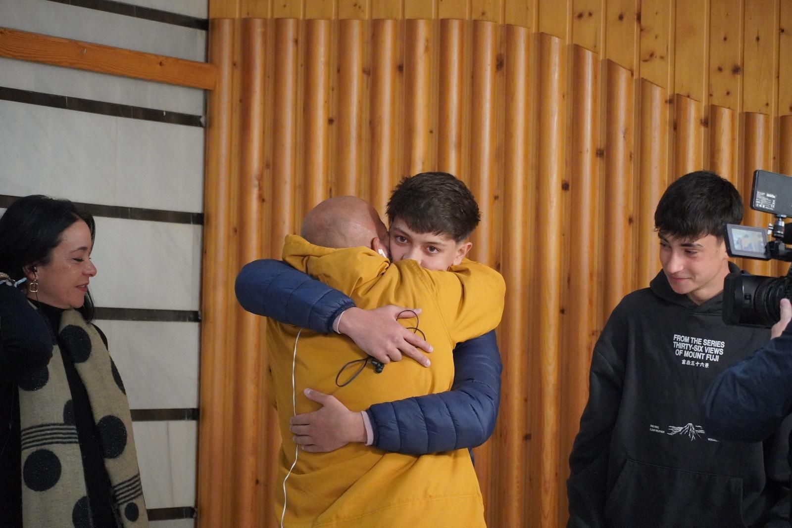 Los padres de José Durán abrazan a los salvadores de su hijo en el accidente ferroviario de Adamuz.