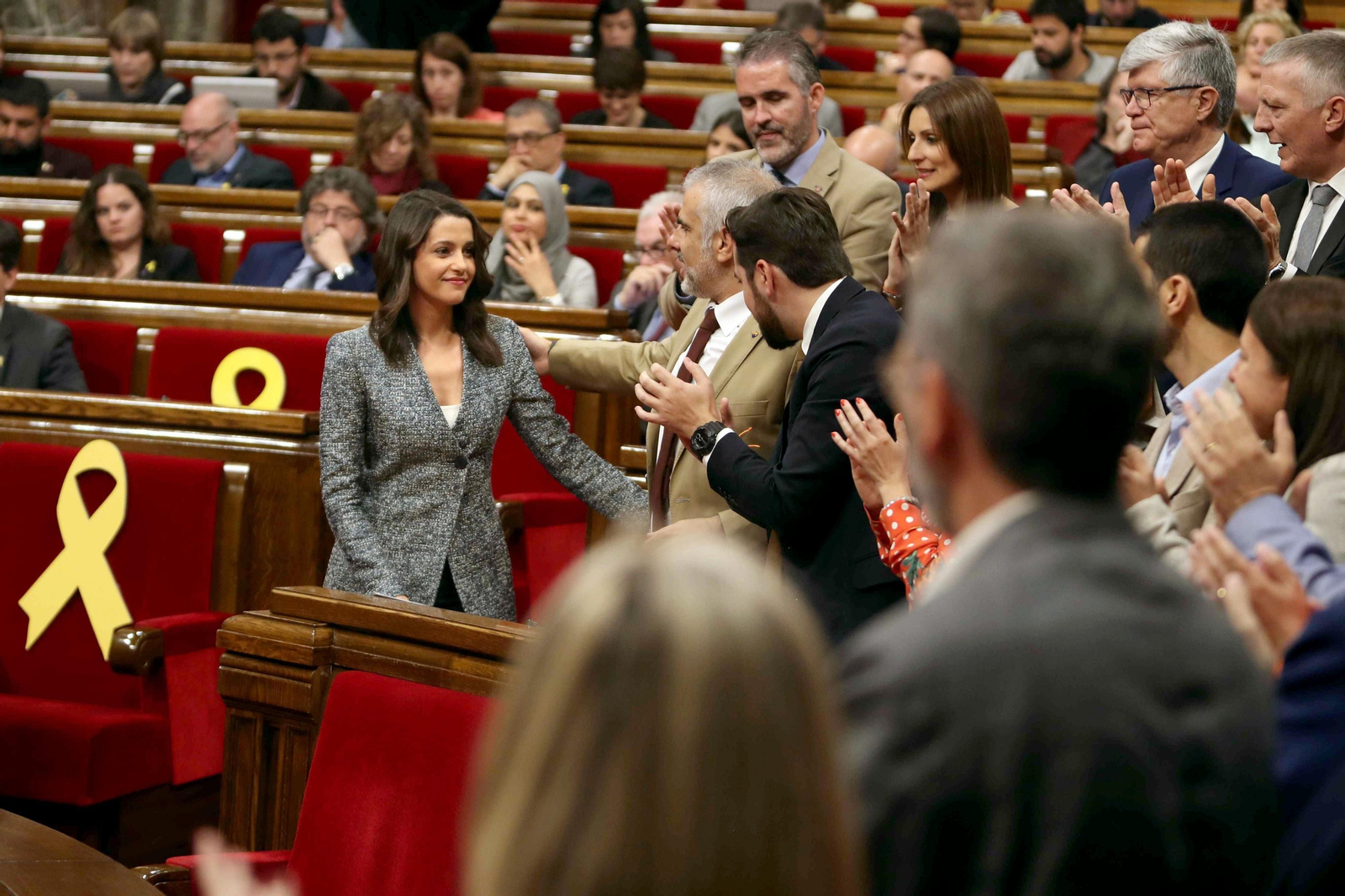 La líder de Ciutadans, Inés Arrimadas, es aplaudida por sus compañeros tras una de sus intervenciones ayer en el Parlamento catalán.