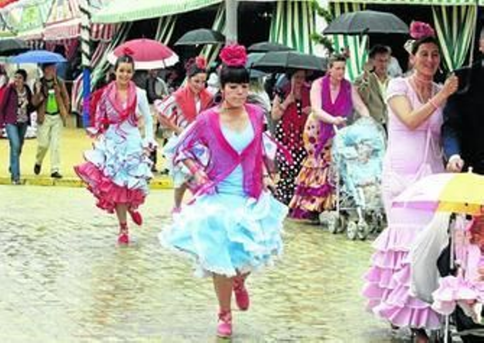 Estampida de volantes cuando asomaron las primeras lluvias del miércoles de Feria tras el martes soleado.