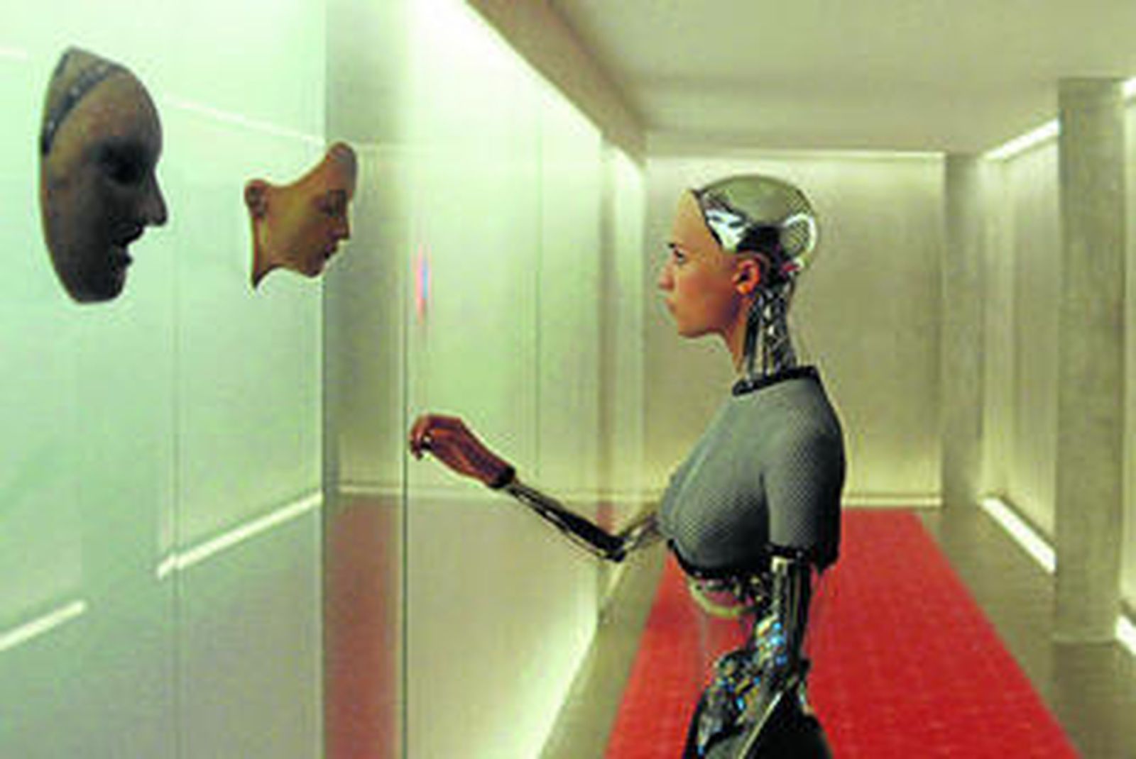 La actriz sueca Alicia Vikander, en una escena de 'Ex_Machina'.