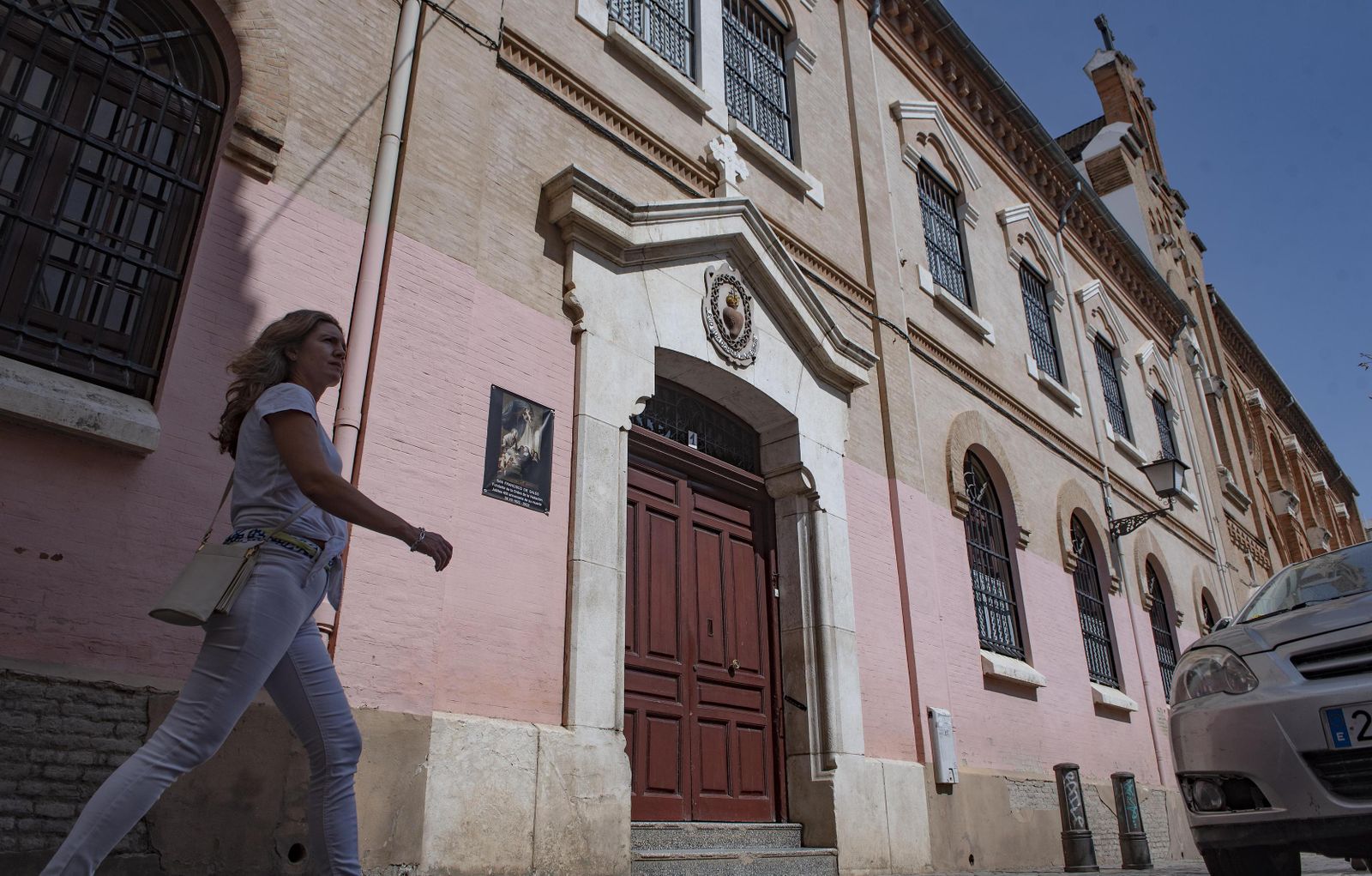 Una mujer pasa junto al convento de la Visitación de las Salesas, en la plaza de las Mercedarías.