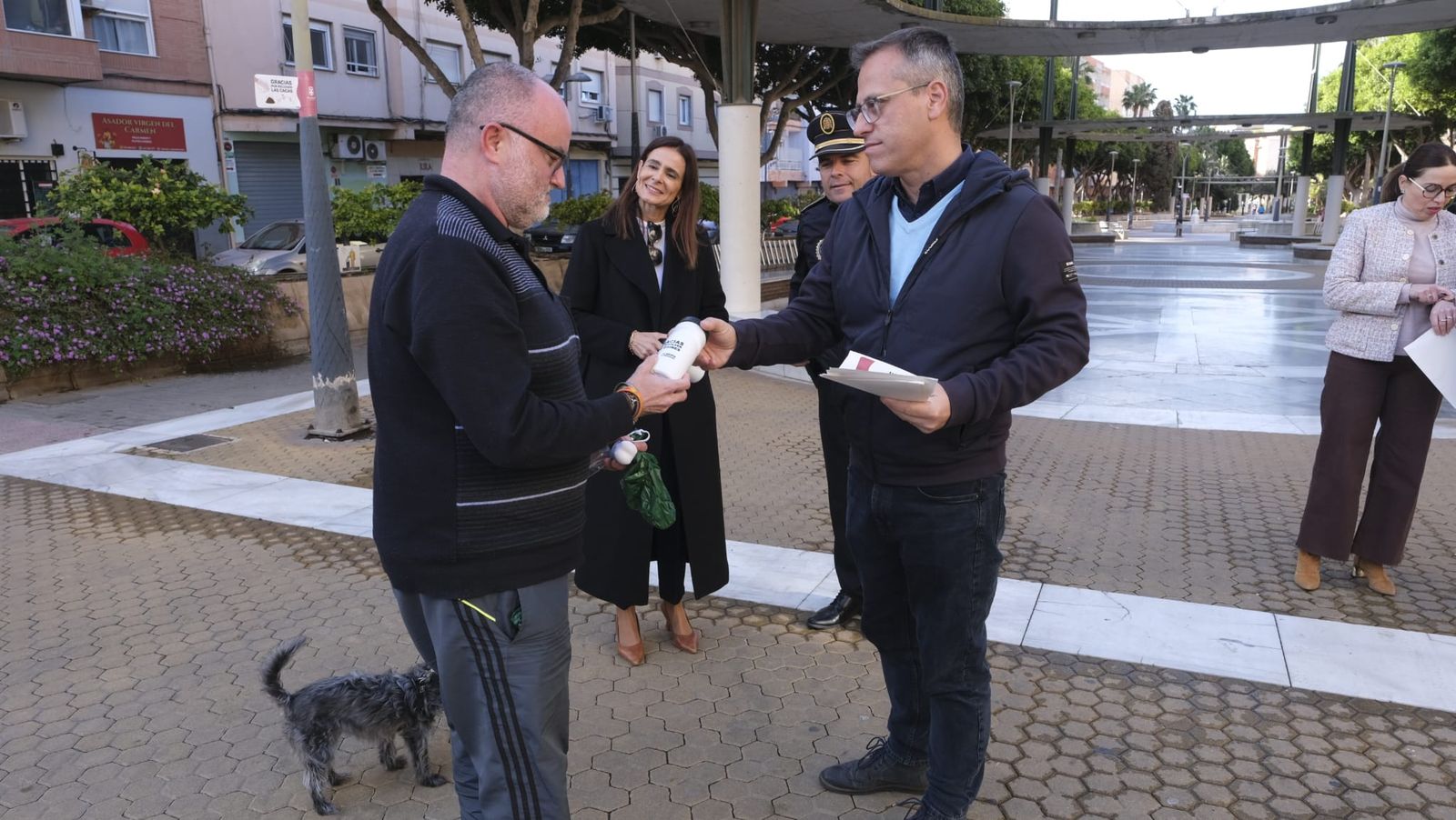 Urdiales entrega al propietario de un perro una botella para los orines.