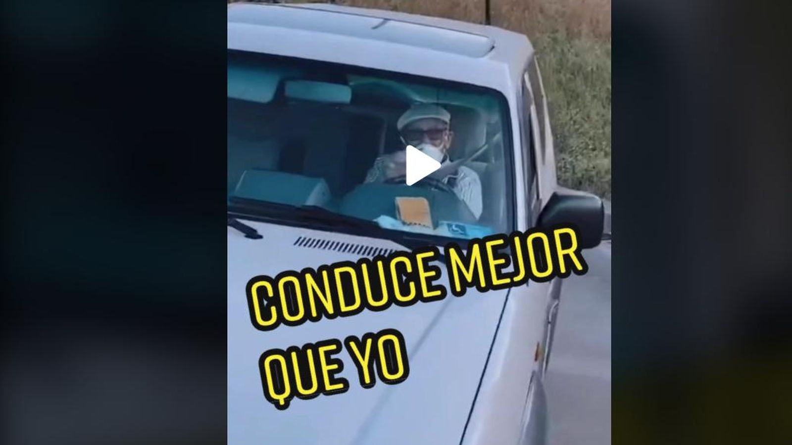Anciano de 101 años conduciendo su coche