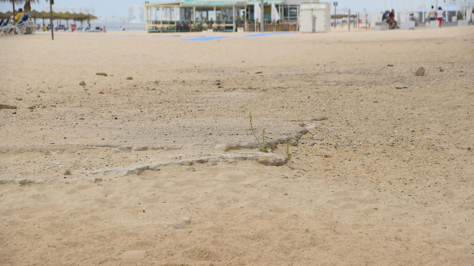 La habitual pasarela bajo el Hotel Playa para darle continuidad al paseo no se ha instalado este verano, dejando a la vista restos de hormigón
