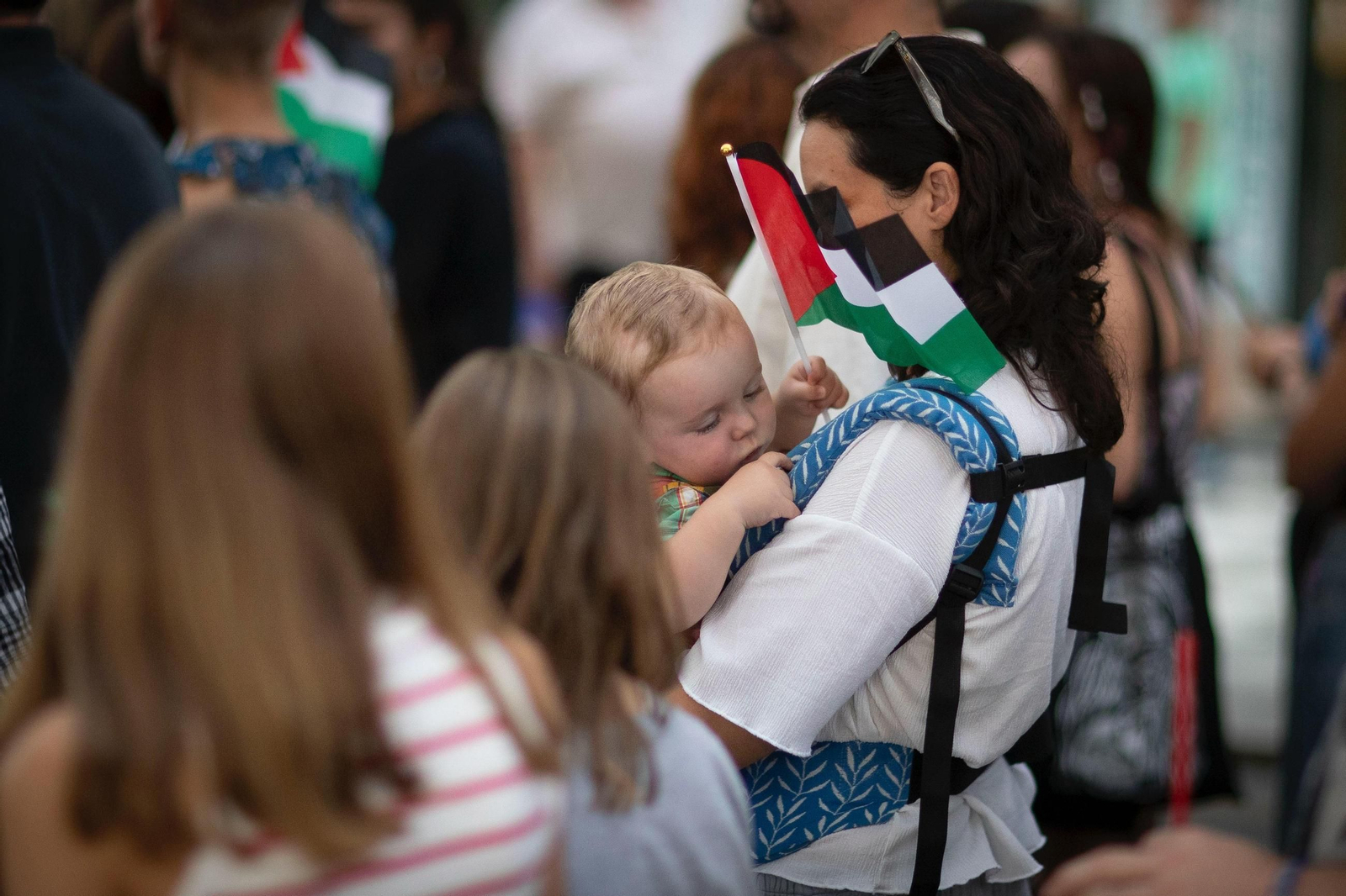 Fotos: 4.000 personas recorren el centro de Granada en una marcha contra la violencia en Gaza