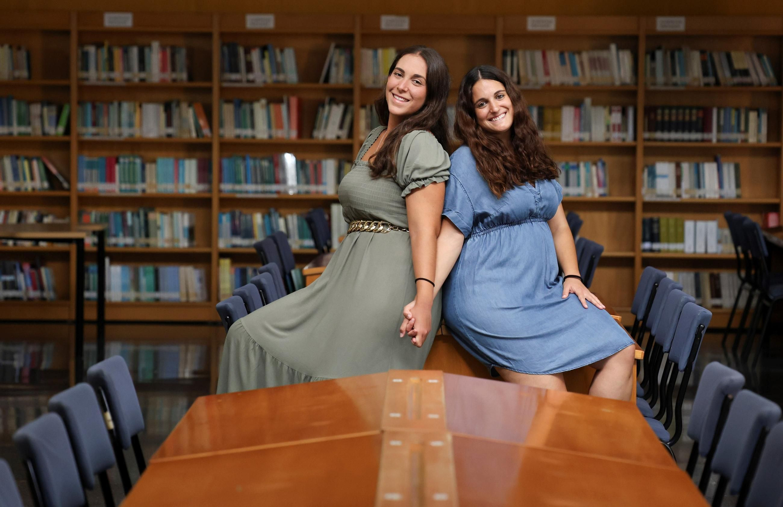 María y Judit posan en la Biblioteca General de la UMA.