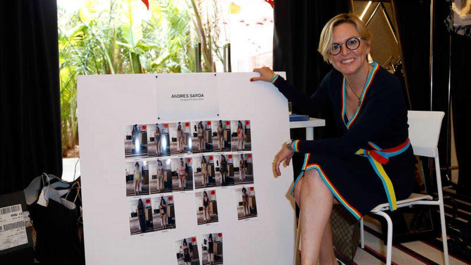 Nuria Sardá, directora creativa de Andrés Sardá, con los bocetos del bikini.